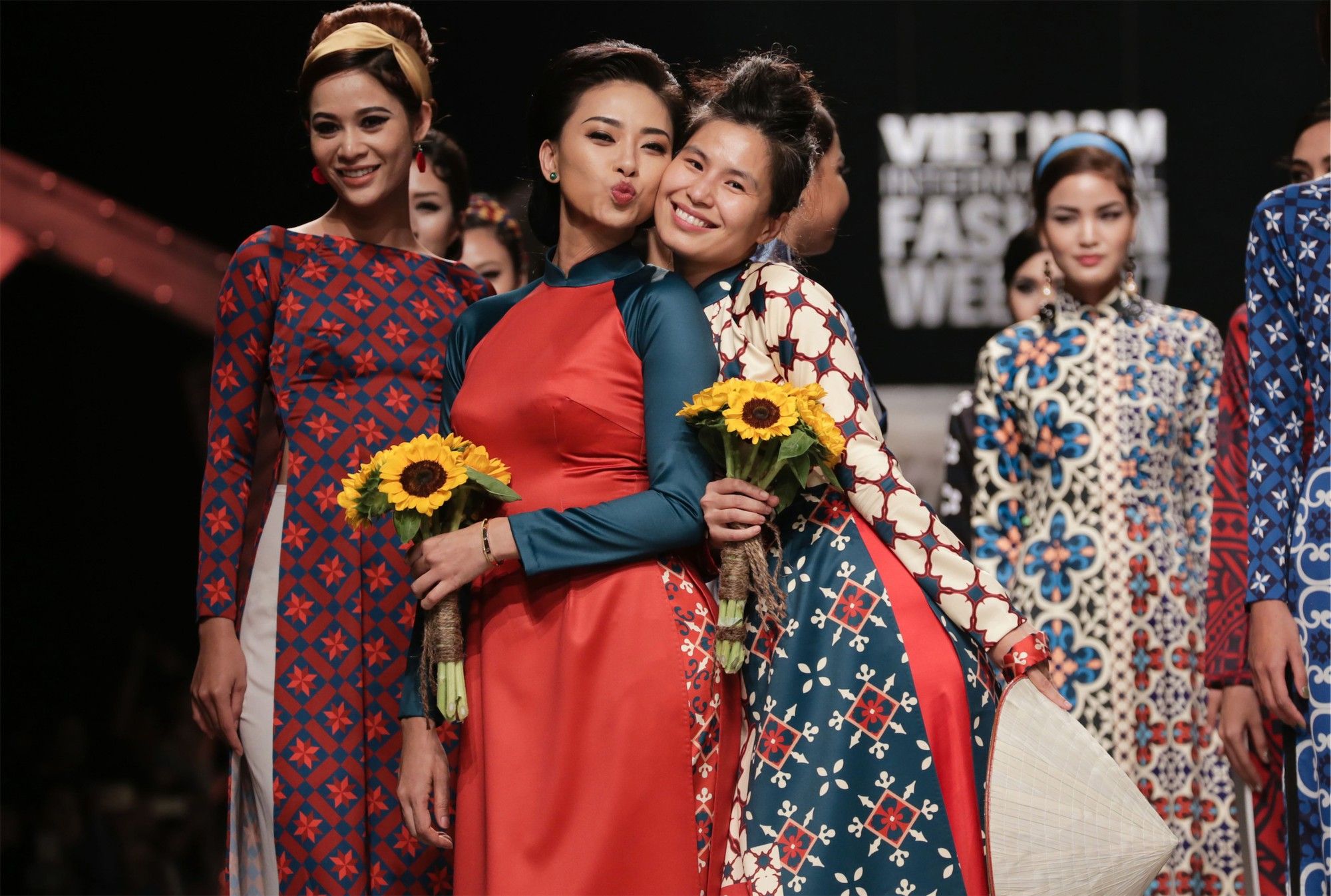 Nhà thiết kế Thủy Nguyễn: Người tạo nên trào lưu mặc áo dài ngày xuân